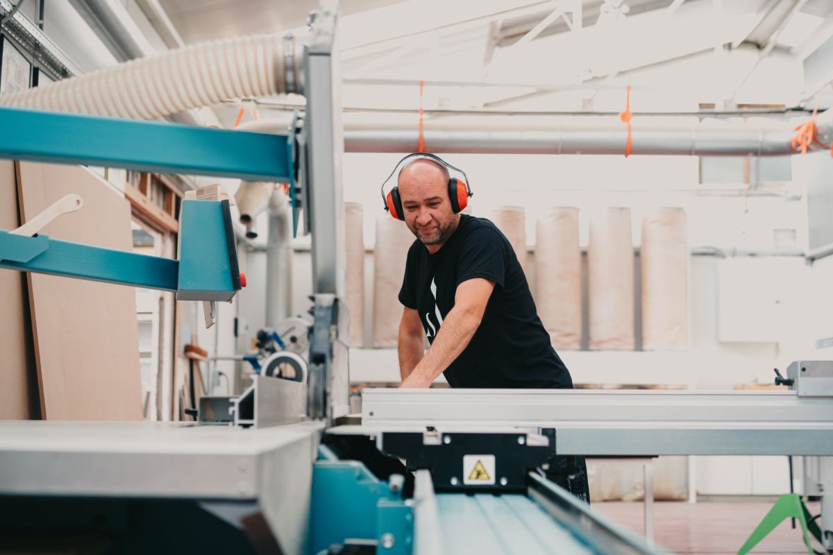 Vakman van Schouwen André zaagt panelen voor een maatwerkmeubel in het eigen atelier