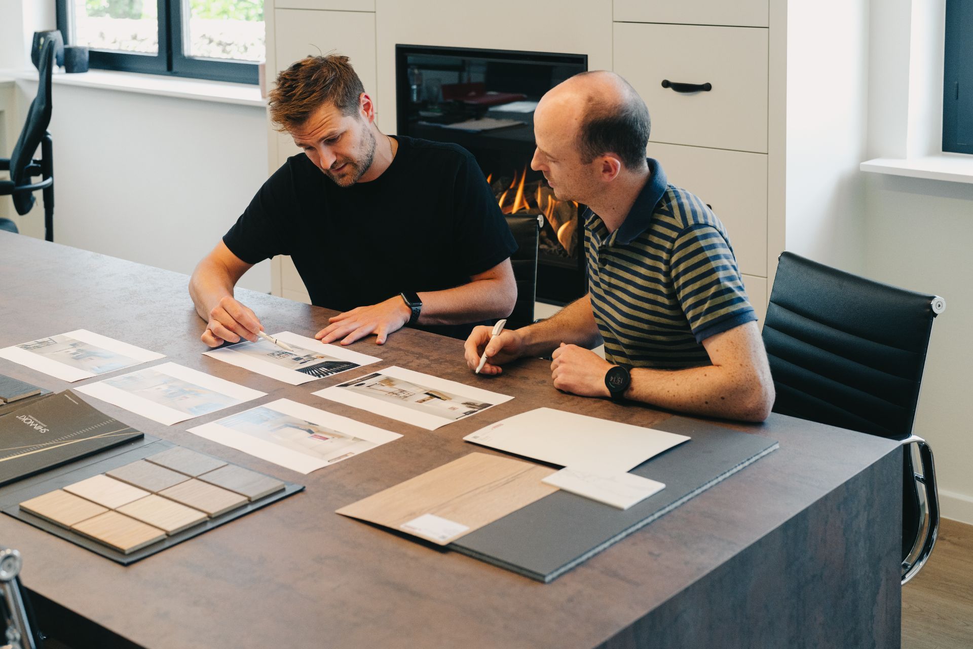 Adviseurs van Schouwen André bespreken materialen en een ontwerp aan tafel